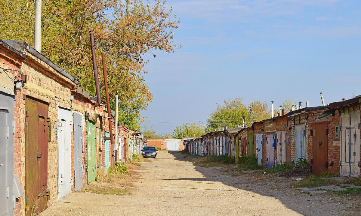 Naujoji Rusijos realybė: rusai kraustosi gyventi į garažus