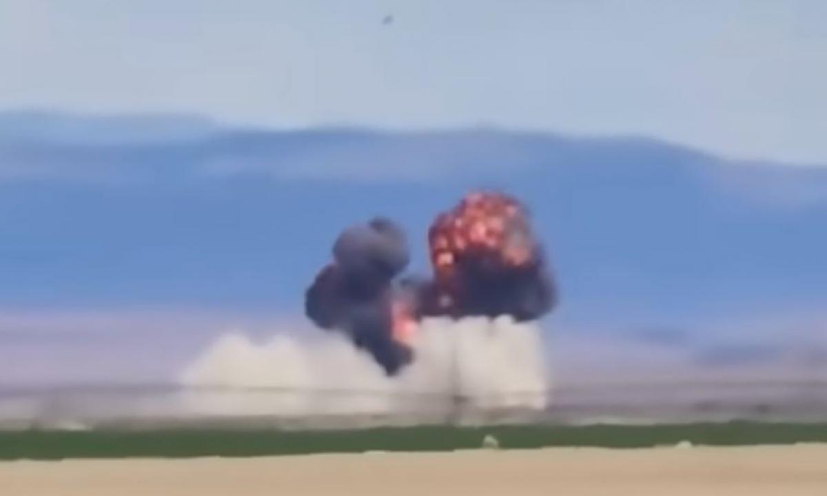 Drama danguje: susidūrė du JAV karinio jūrų laivyno naikintuvai F/A-18 (Video)