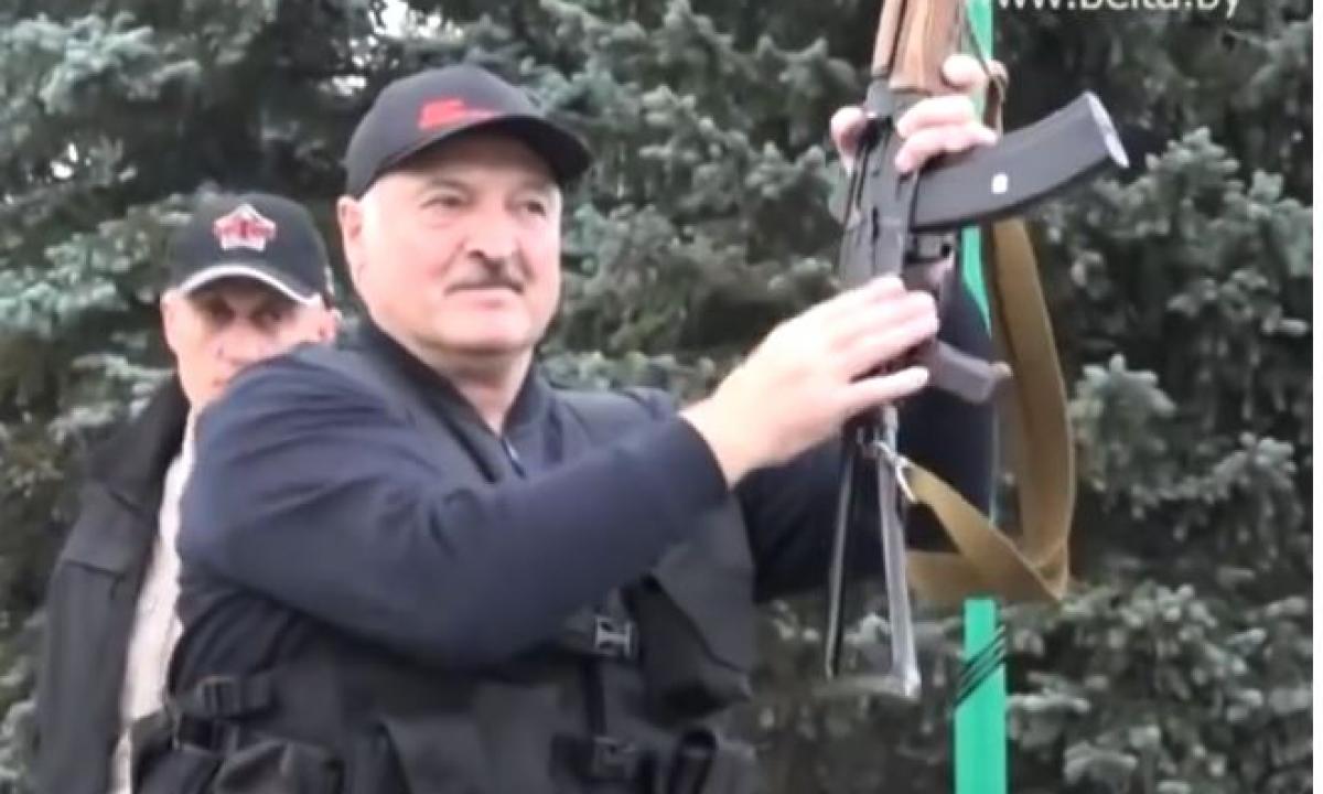 „Ruošiamės karui“: Lukašenka oficialiai patvirtino Baltarusijos militarizaciją