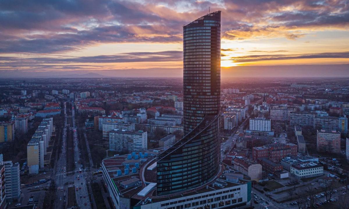 Lenkai daužo savo pačių rekordą. Varšuva – nukarūnuota? Iškils aukščiausias dangoraižis ES (FOTO)