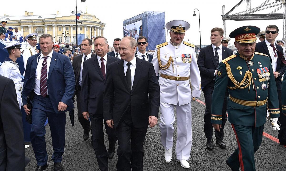 „Sisteminis liberalas“ su kulkosvaidžiu: Z-patriotai jau atvirai laidoja Putiną (Video)
