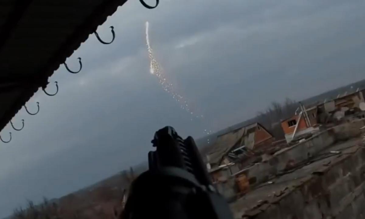 Rimtas pavojus ukrainiečiams. Fronte pasirodė ugnimi besispjaudantys rusų dronai (Video)