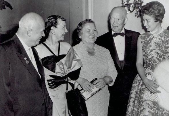 Chruščiovas ir Eisenhaueris su sutuoktinėmis Sovietų Sąjungos ambasadoje JAV, 1959 m.