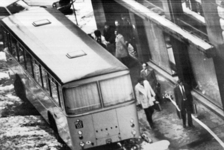 Teroristai kartu su įkaitais palieka OPEC būstinės pastatą Vienoje ir sėda į autobusą, kuris juos nuveš į oro uostą, 1975 m. gruodžio 22 d.