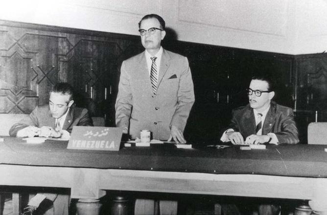 Juan Pablo Pérez Alfonso penkių naftą eksportuojančių šalių susitikime Bagdade 1960 m. rugsėjo 10 d.