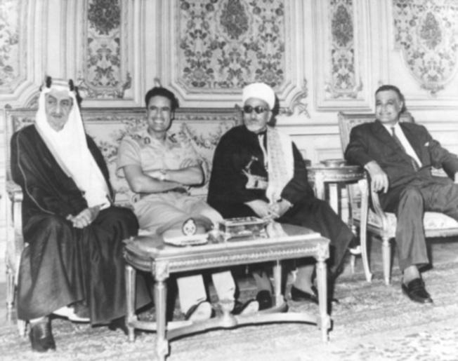 Iš kairės į dešinę: Saudo Arabijos karalius Faisalas ibn Abdulazizas, Libijos lyderis Muammaras Kaddafi, Jemeno prezidentas Abdel Rahman Aryani ir Egipto prezidentas Gamalas Abdel Naseris viršūnių susitikime Kaire, 1970 m.