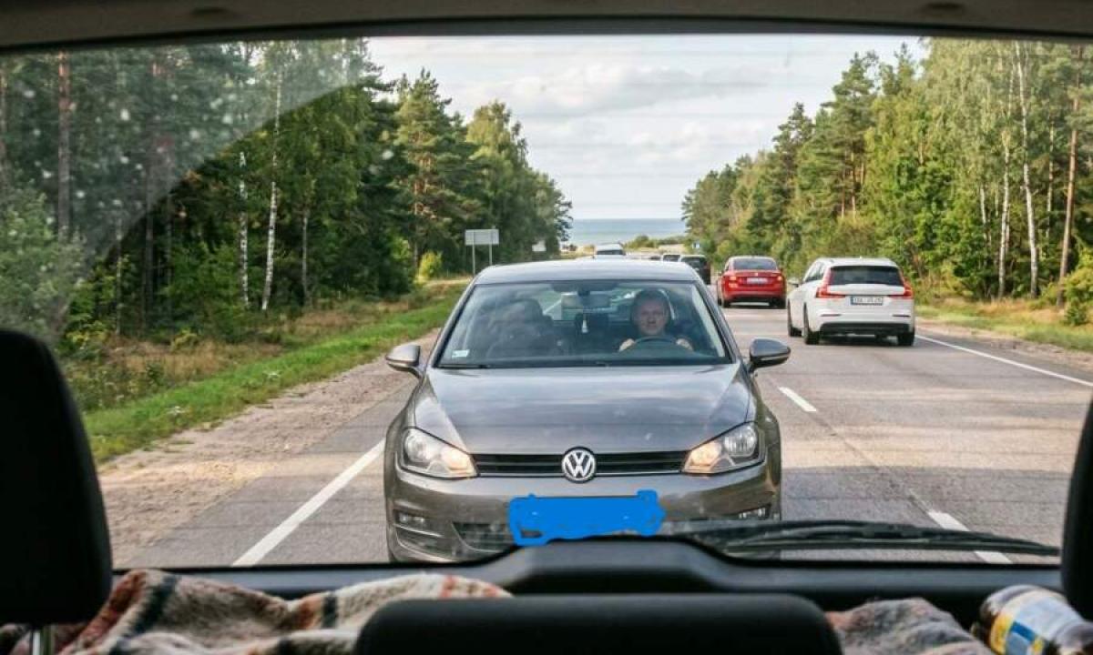 „Prilipo“ prie bamperio? Šis triukas privers jį atsitraukti akimirksniu!