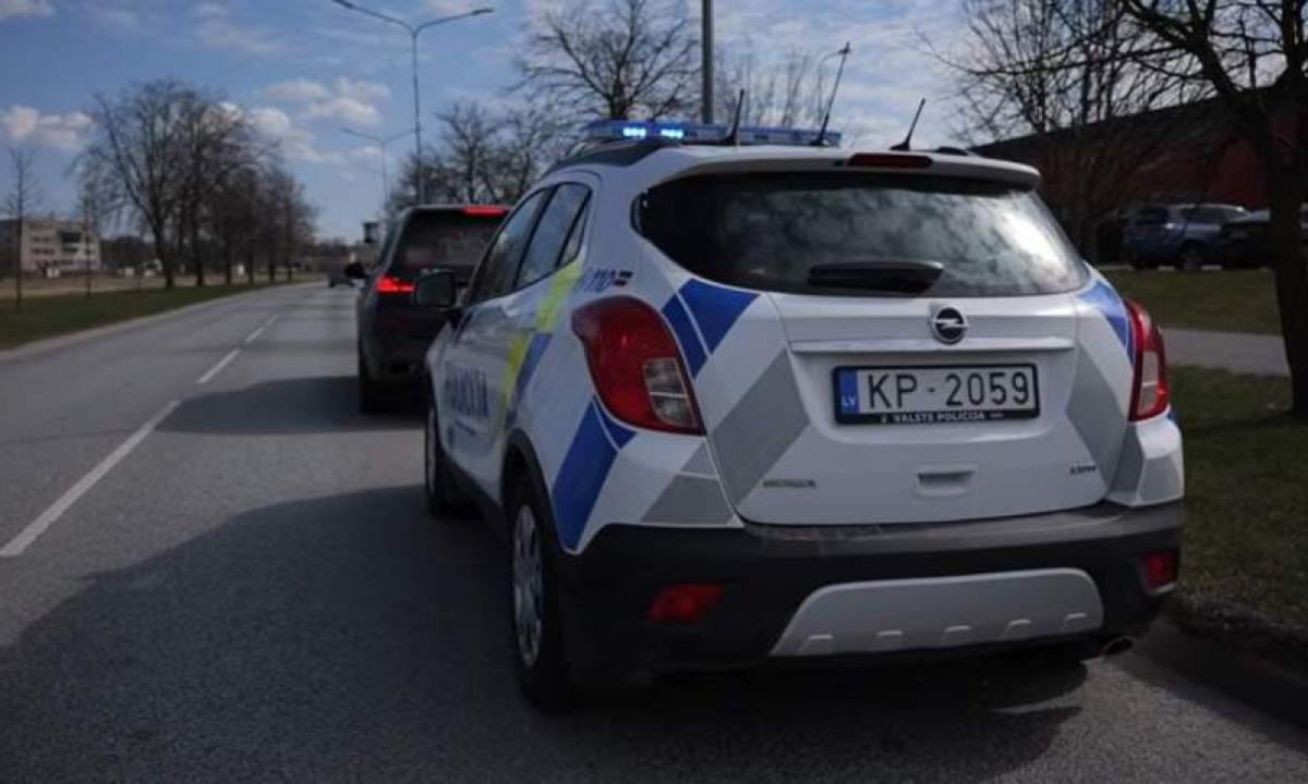 Pamatė policiją ir skubiai išlipo: ar pareigūnas turi teisę reikalauti dokumentų?