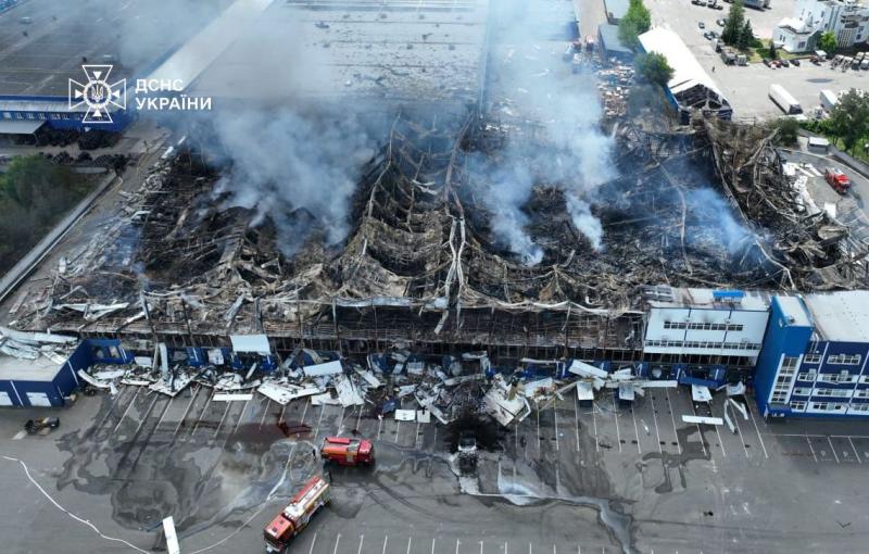 Sandėlis Kyjive po rusų raketų ir dronų atakos