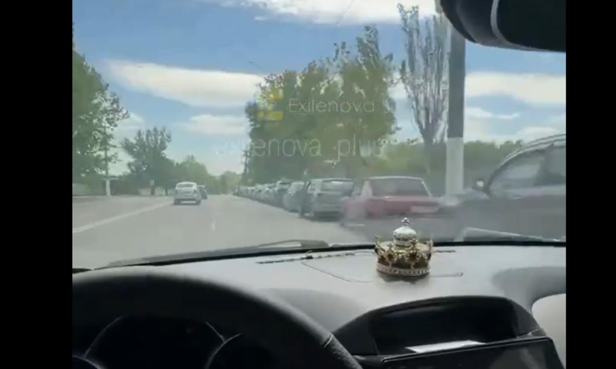 Taisyklės keičiasi. Ukrainos miestuose jau susidaro milžiniškos eilės (Video)