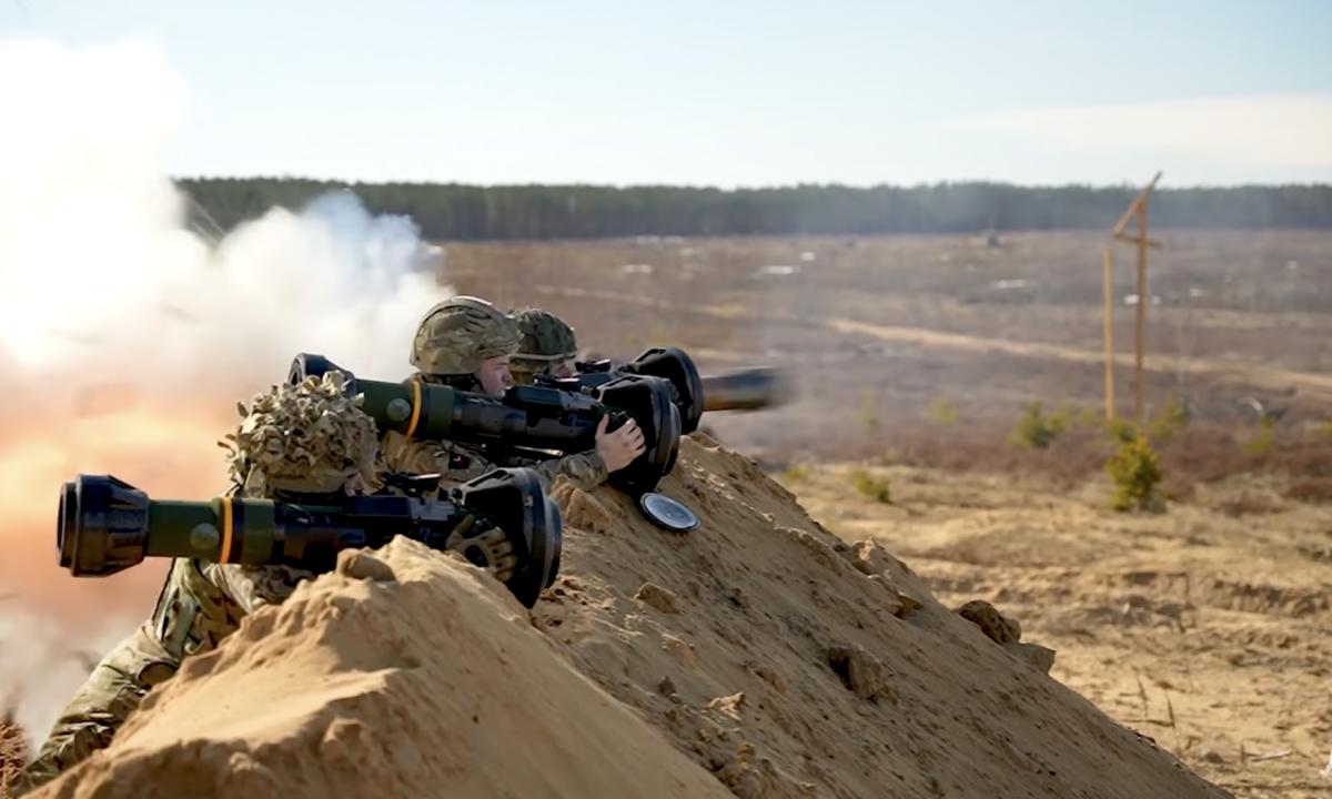 Tankų košmaras grįžta: atnaujintas „Javelin“ varys rusus iš proto