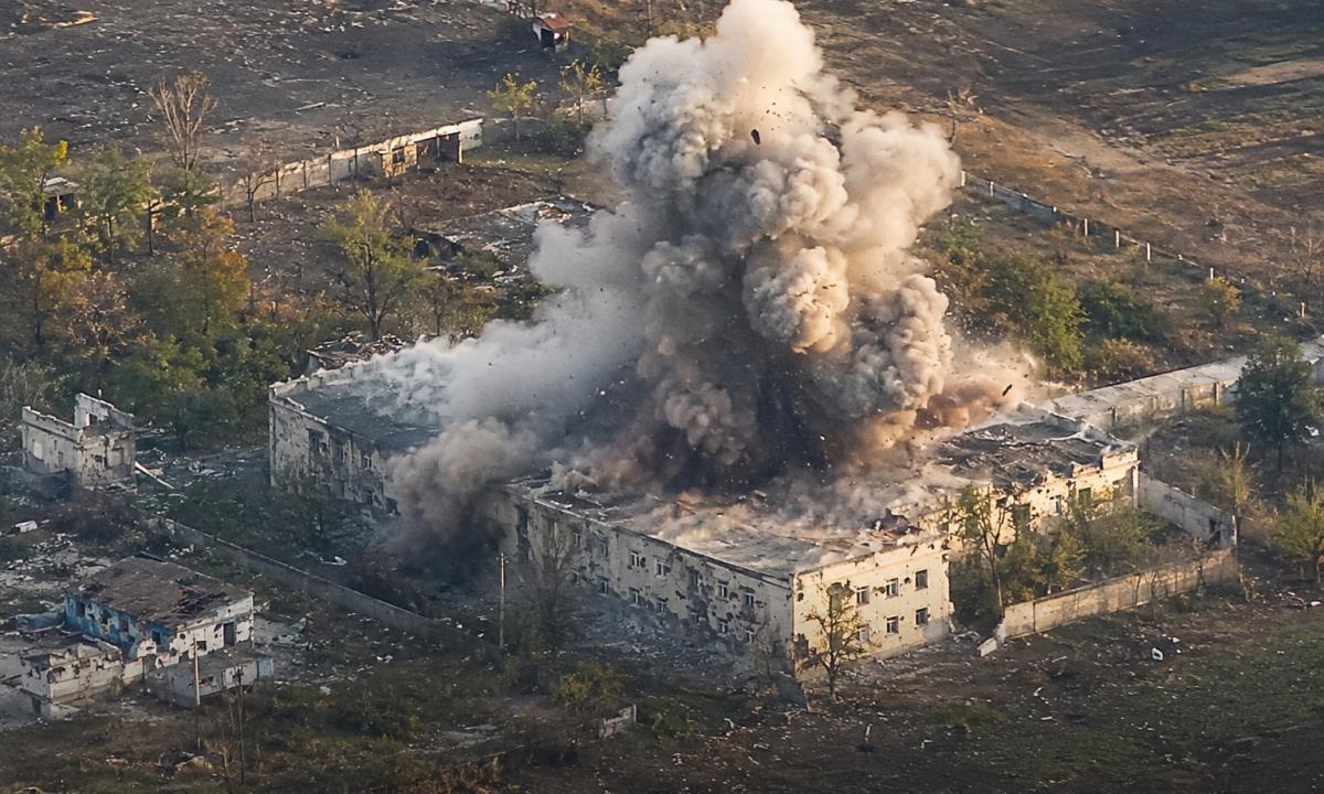 Rusijos bazė virto pelenais. Vakarų ginklai baudžia Putino pajėgas (Video)