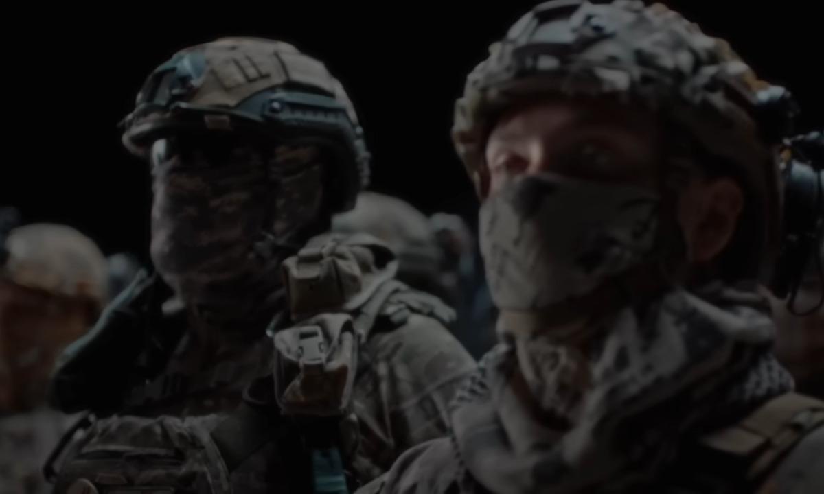 Tiesiai virš civilių galvų. „Mi-26“ veikia: Maskvos stogai virto atviromis bazėmis (Video)