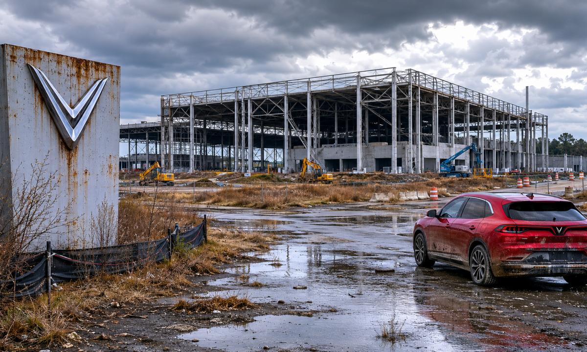 Elektromobilių gamintojas juos „išdūrė“? Apleido naują gamyklą – tapo vaiduoklių miestu