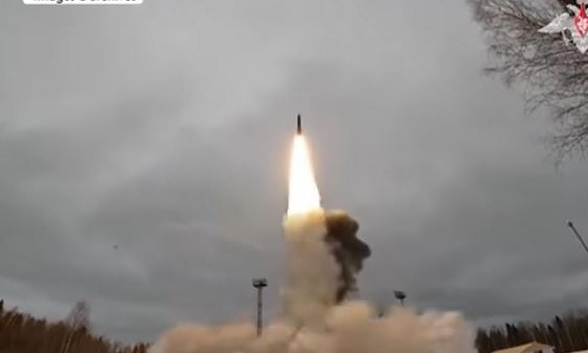 Ukrainiečiai paėmė atsuktuvus: štai kas iš tikrųjų „Orešnik“ viduje (Video)