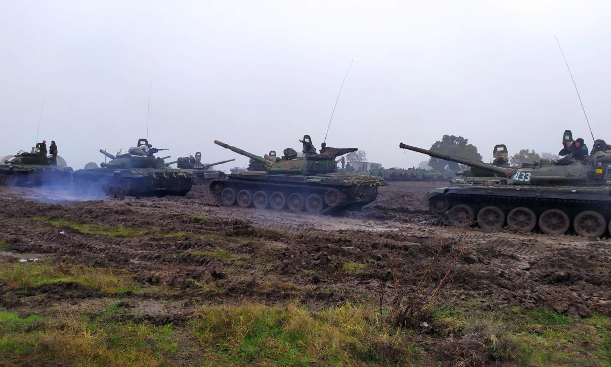 Tankai, haubicos.... Jų šimtai. Jie tyliai atvėrė savo sandėlius Ukrainai