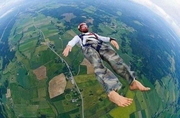 Kai kurie fizikai nori pritaikyti kvantinę mechaniką, kad į ją būtų įtraukta klasikinė gravitacijos jėga