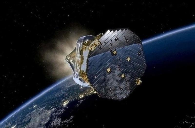 Menininko vaizduojamas „LISA Pathfinder“, kuris pateikė vienus iš griežčiausių iki šiol apribojimų gravitaciniam atsitiktinumui