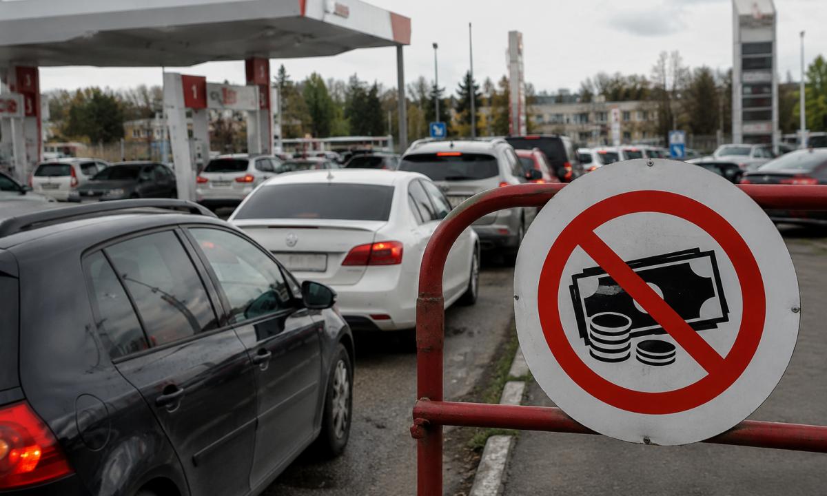 Panika prie degalinių. Kryme uždrausti grynieji pinigai: kas iš tikrųjų vyksta? (Foto, Video)