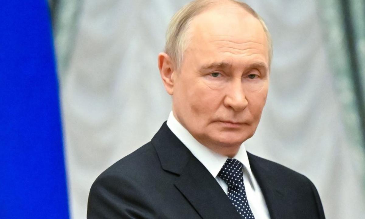 Ukraina numovė Putino kelnes prieš visą minią. Kaip Putinas sureagavo į Zelenskio laišką