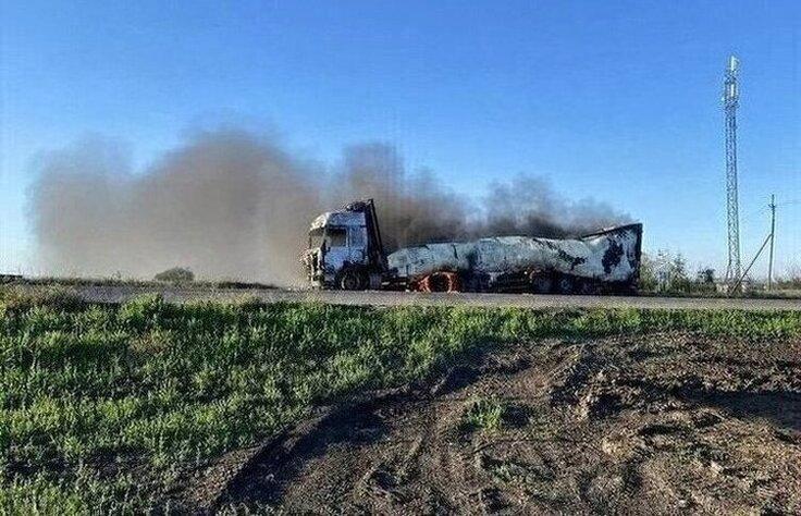 Deganti autocisterna greitkelyje R-280.