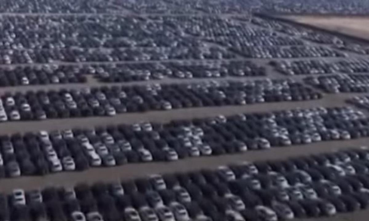 „Dyzelių kapinės.“ 350 000 automobilių dykumoje – štai kas jiems nutiko šiandien (Video)