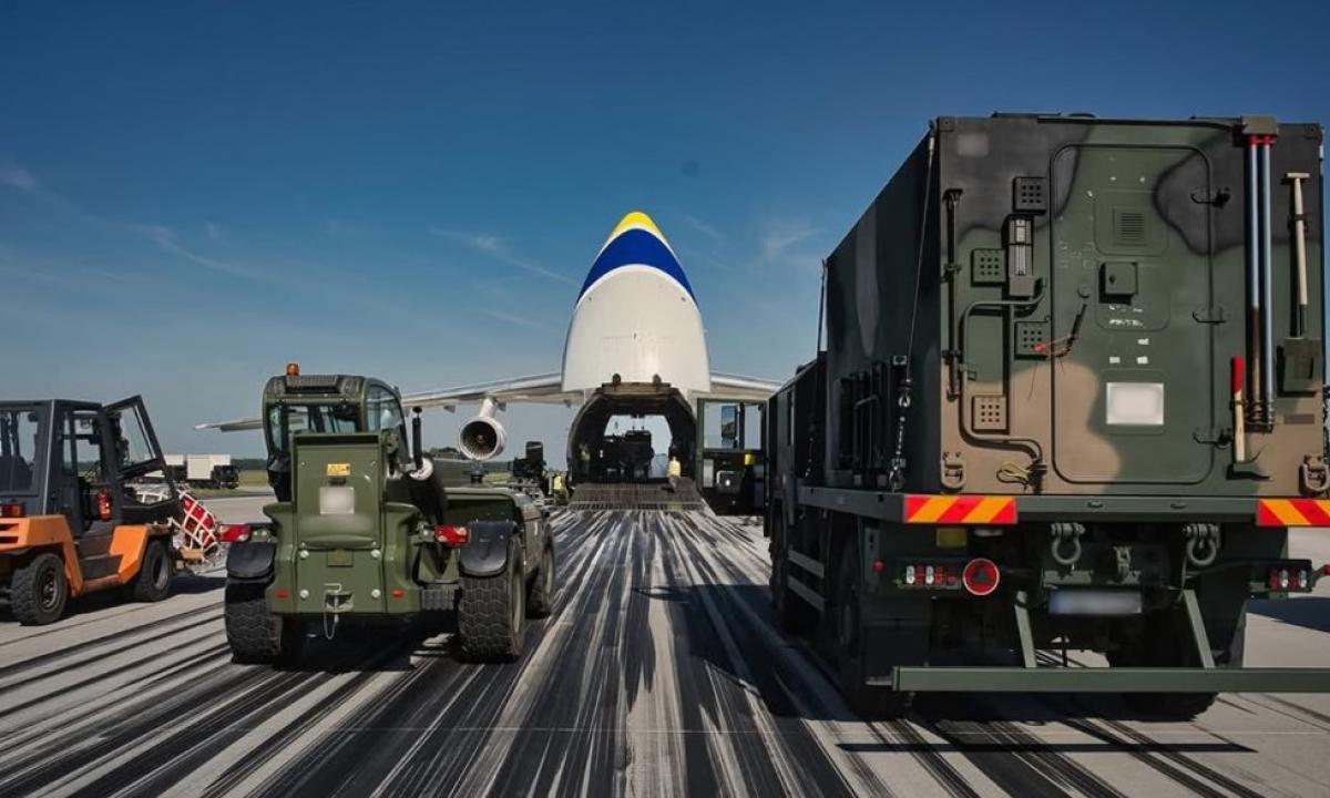 Didžiausias pasaulyje lėktuvas atvyko į Lenkiją. Ukrainos milžinas vykdo svarbią misiją (Foto)