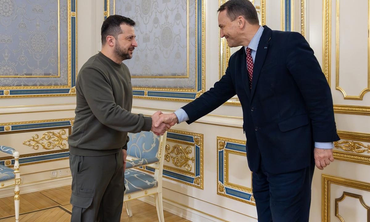 Sikorskis apie skandalą su Ukraina: Lenkija gali prarasti reputaciją dėl apdovanojimo