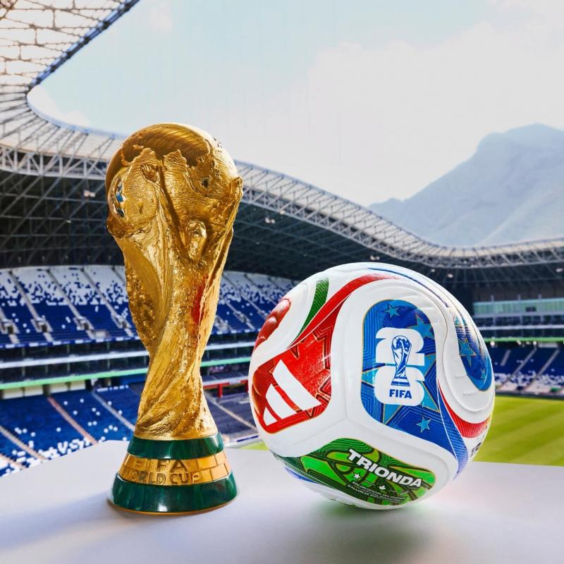 Trionda kamuolys šalia FIFA taurės