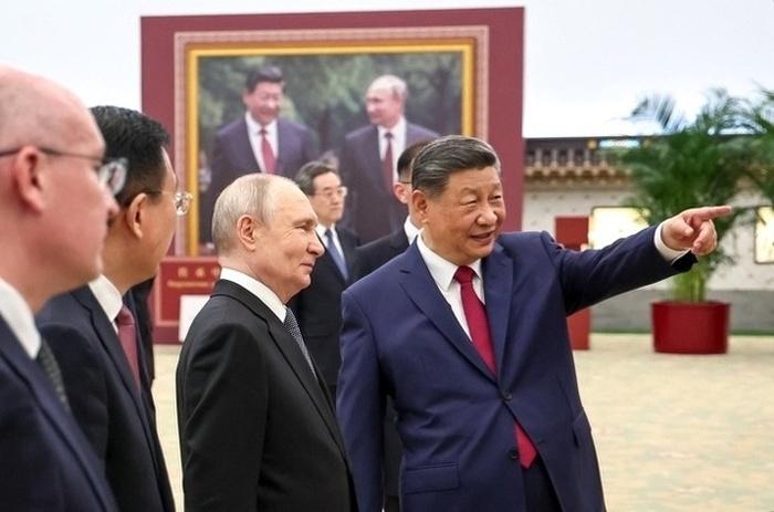 Rusijos Federacijos prezidentas Vladimiras Putinas ir Kinijos Liaudies Respublikos pirmininkas Xi Jinpingas fotoparodoje, skirtoje Rusijos ir Kinijos santykiams.