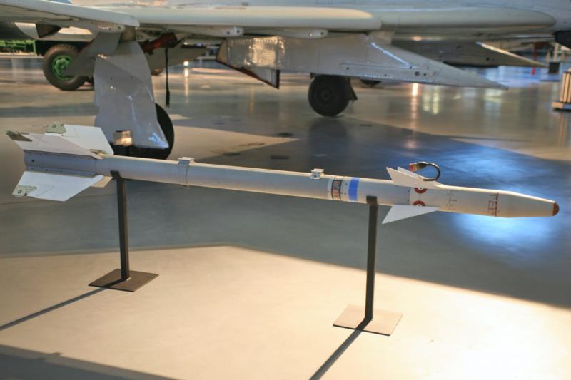 AIM 9E Sidewinder - atkreipkite dėmesį į juostelės spalvą