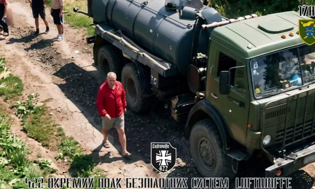 Jie vaikščiojo „atsipalaidavę su šortais ir šlepetėmis“. Be reikalo. Pasirodė „Liuftvafė“ (Video)