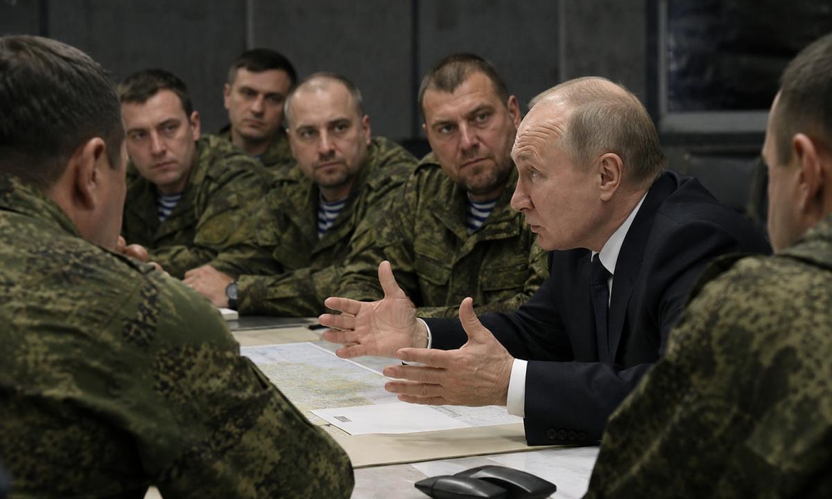 Putinas tai pasakė dukart. Kariai išpūtė akis. Kariuomenė apie tai nežino (Video)