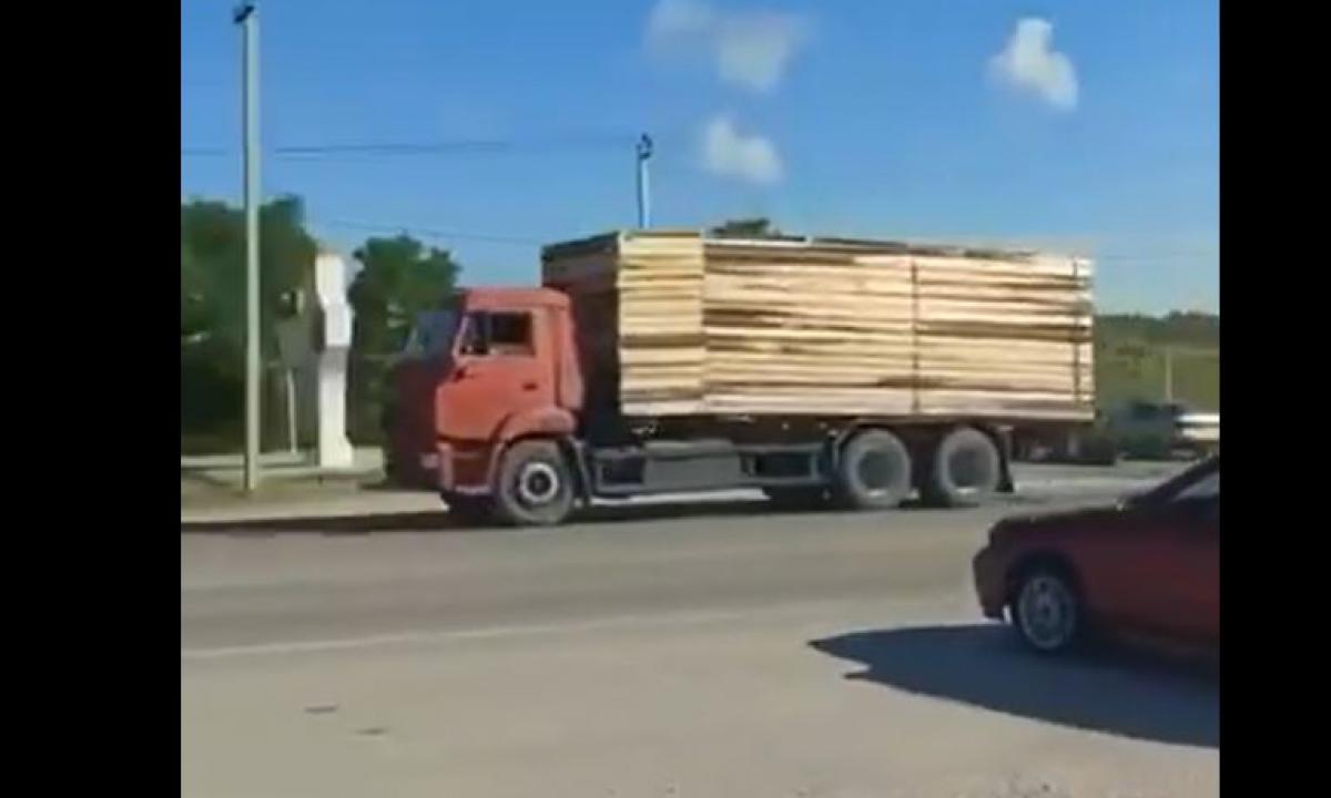 „Pastebėjau keistai atrodantį benzinvežį...“ Rusas buvo sulaikytas ir sumuštas už rusų karo nusikaltimo filmavimą (Video)