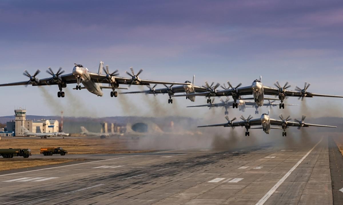 Strateginė aviacija pakelta. Padėtis kritinė