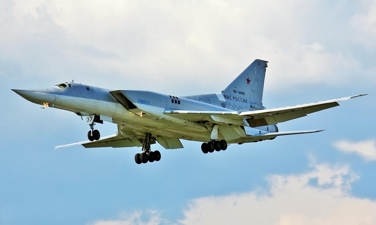 Vienu mažiau. Be Ukrainos pagalbos. Smigo rusų Tu-22M3 (VIDEO)