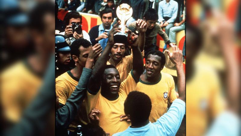Pele kelia Jules Rimet taurę 1970 m. Pasaulio čempionate po to, kai Brazilija 4:1 nugalėjo Italiją.