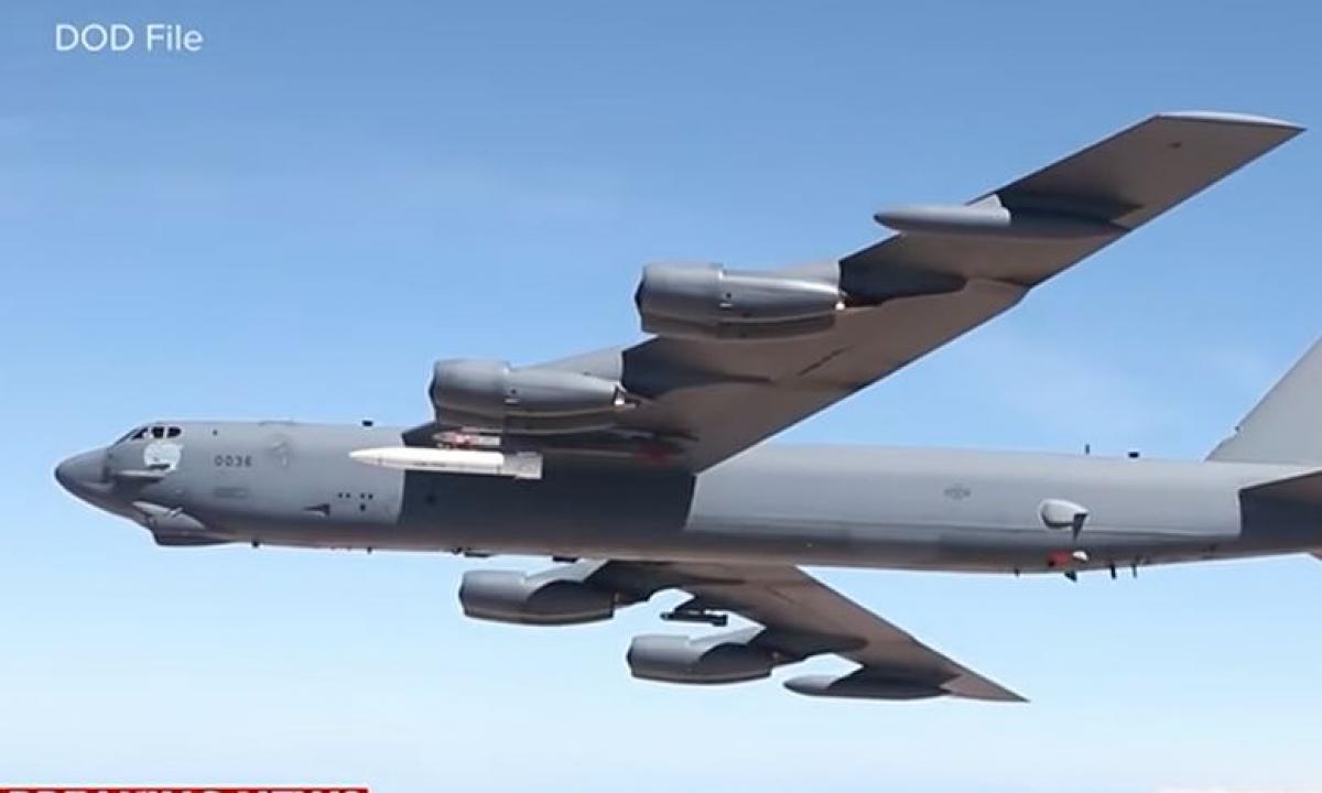 Bombonešis B-52 „Stratofortress“ virto liepsnojančiu laužu (Video)