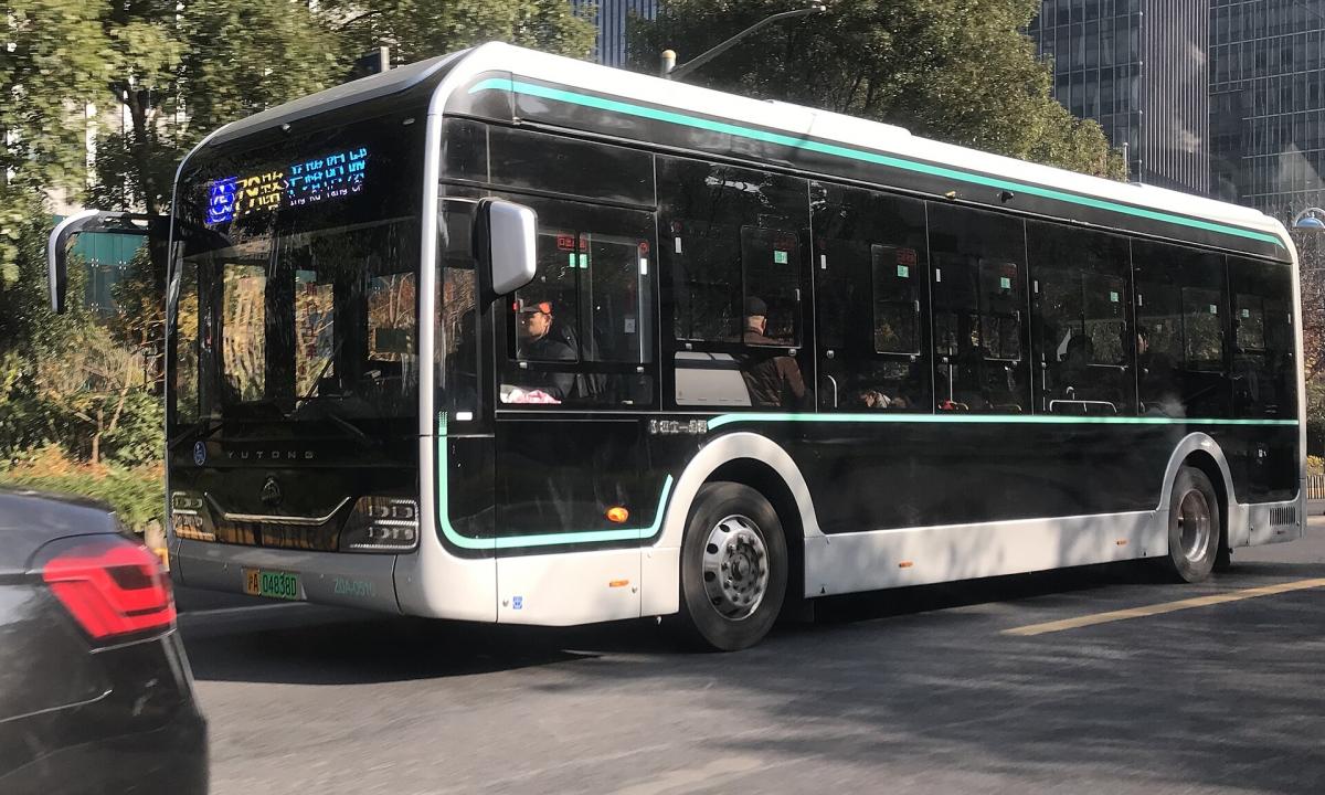 Elektriniai autobusai naikina kelius. Šalis turi rimtą problemą