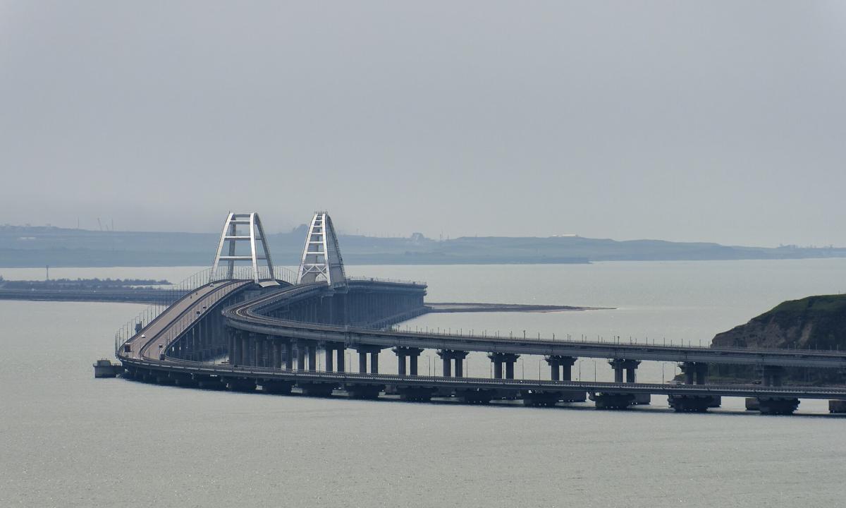 Kokia prasmė? Jie turi tik vieną būdą išsaugoti tiltą (Foto)