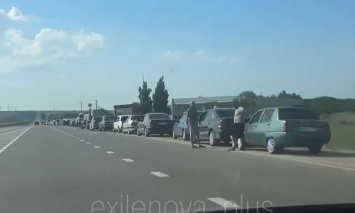 Milžiniškos eilės netikėtoje vietoje. Atvyksta ir puola atgal. Ką sugalvojo okupantai (Video)
