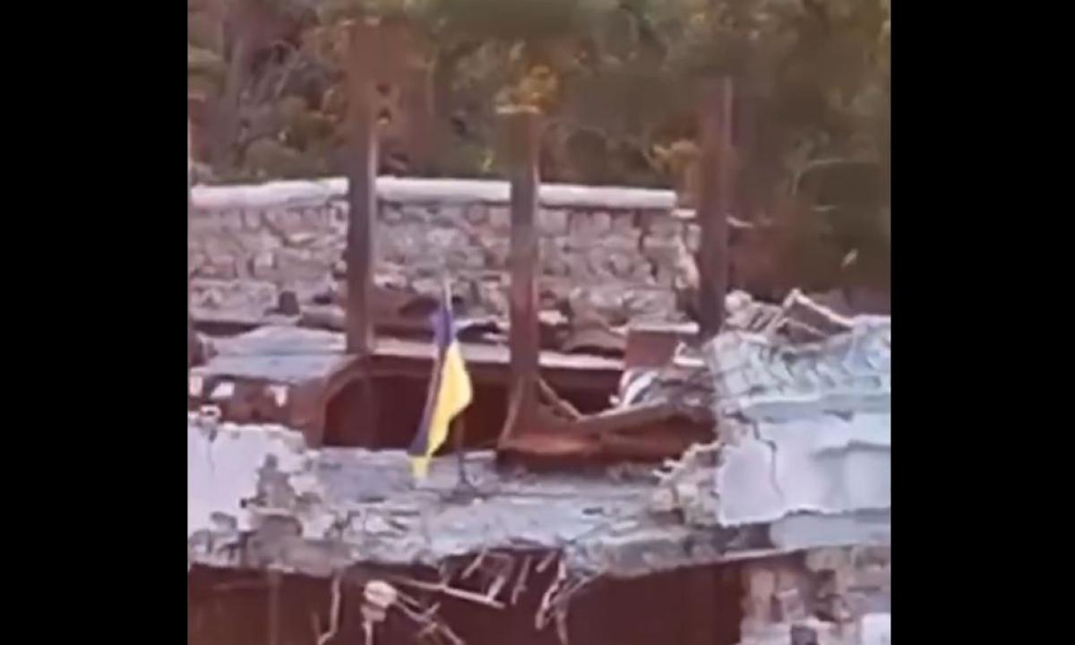 Kyla Ukrainos vėliavos! Rusai buvo išvyti ir gali nebesugrįžti (Video)