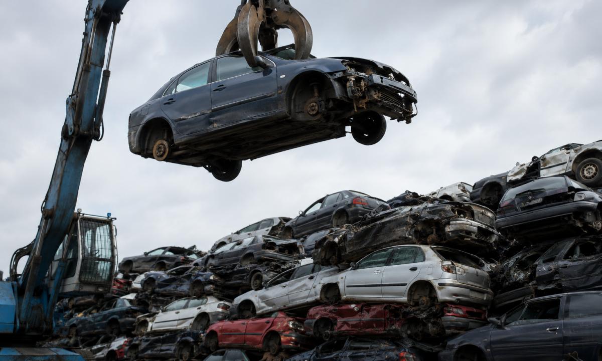 Nauja griežta ES taisyklė: nusitaikė į senus automobilius