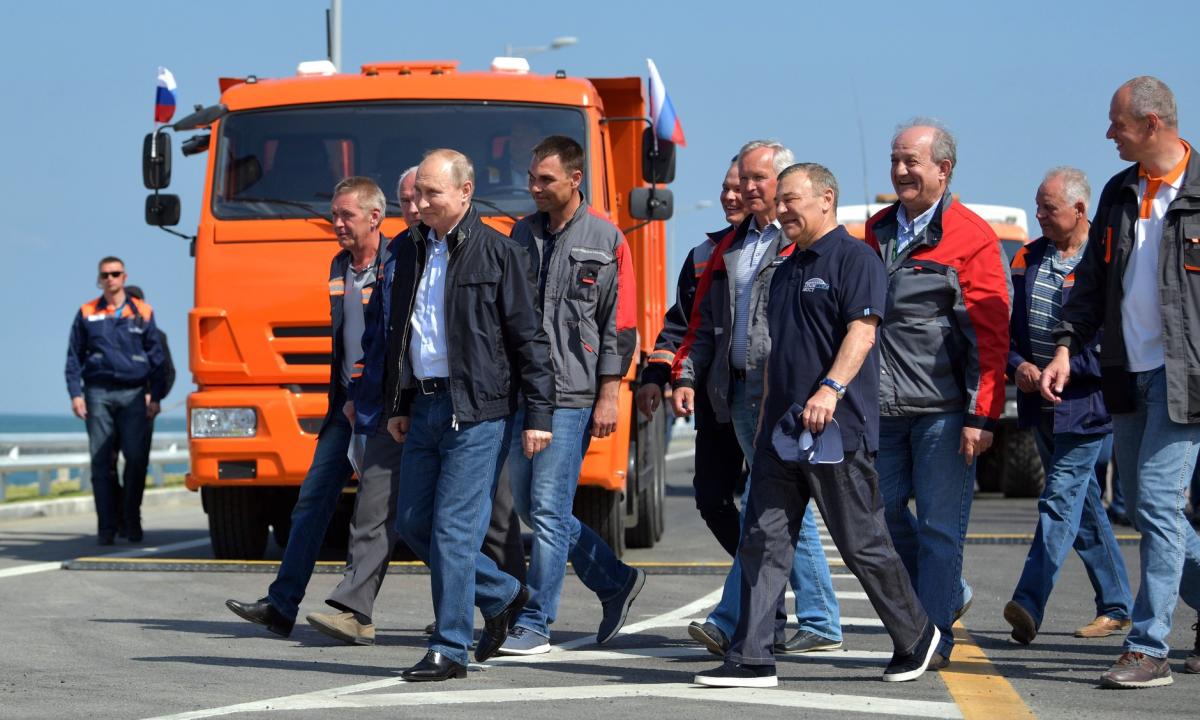 Panika pasiekė piką: Kerčės tilto vaizdo įrašas atskleidė tikrąjį rusų bėgimo iš Krymo mastą 