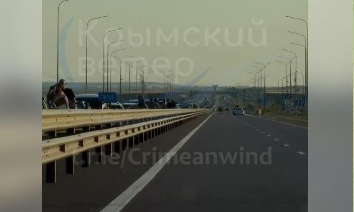 Panika Kryme: naktinės atakos paralyžiavo Kerčės tiltą, vairuotojai bėga su degalų kanistrais (Video)