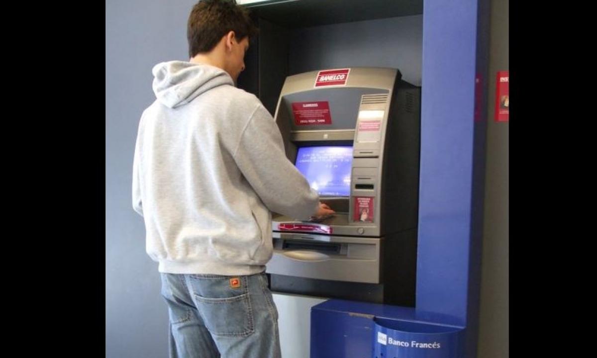 Užtenka vos vieno siūlo: naujas sukčių triukas tuština lietuvių sąskaitas bankomatuose
