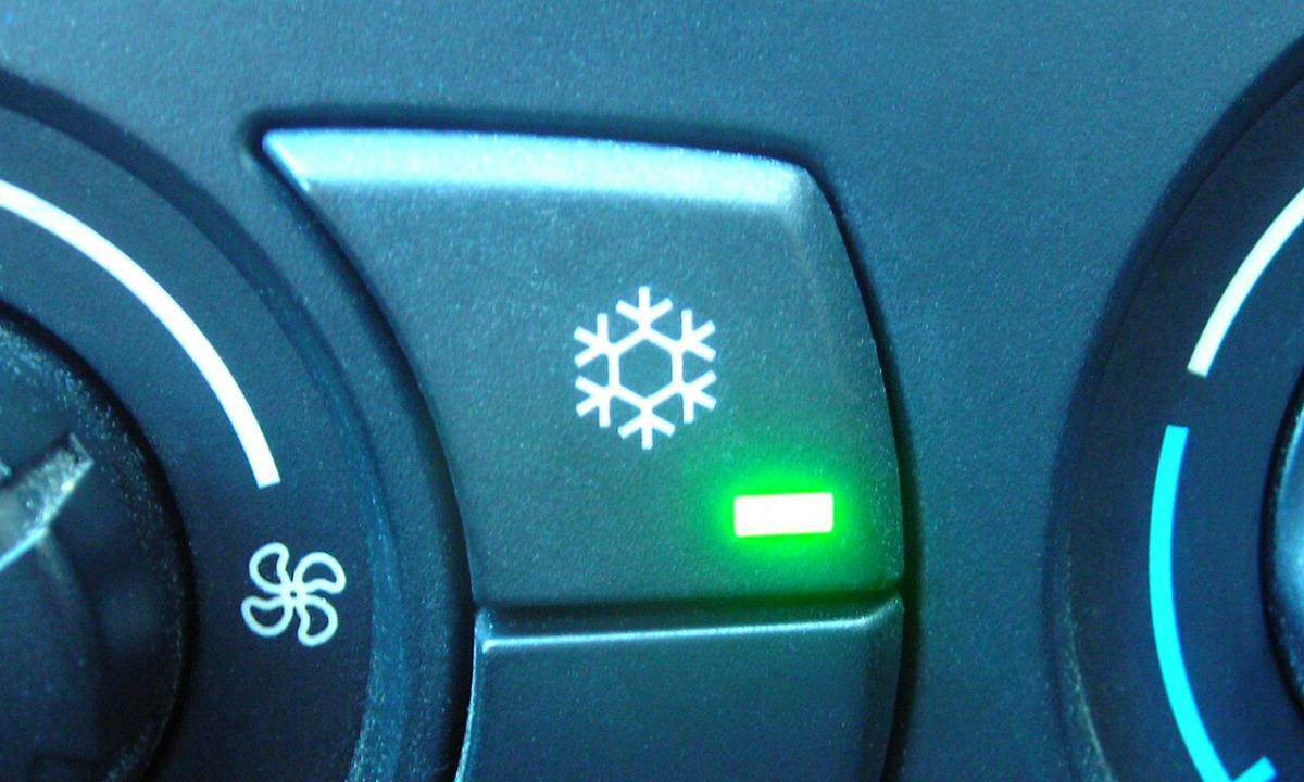 Oro kondicionierius automobilyje gali kainuoti tūkstančius: už kokią klaidą vairuotojams gresia milžiniškos baudos?