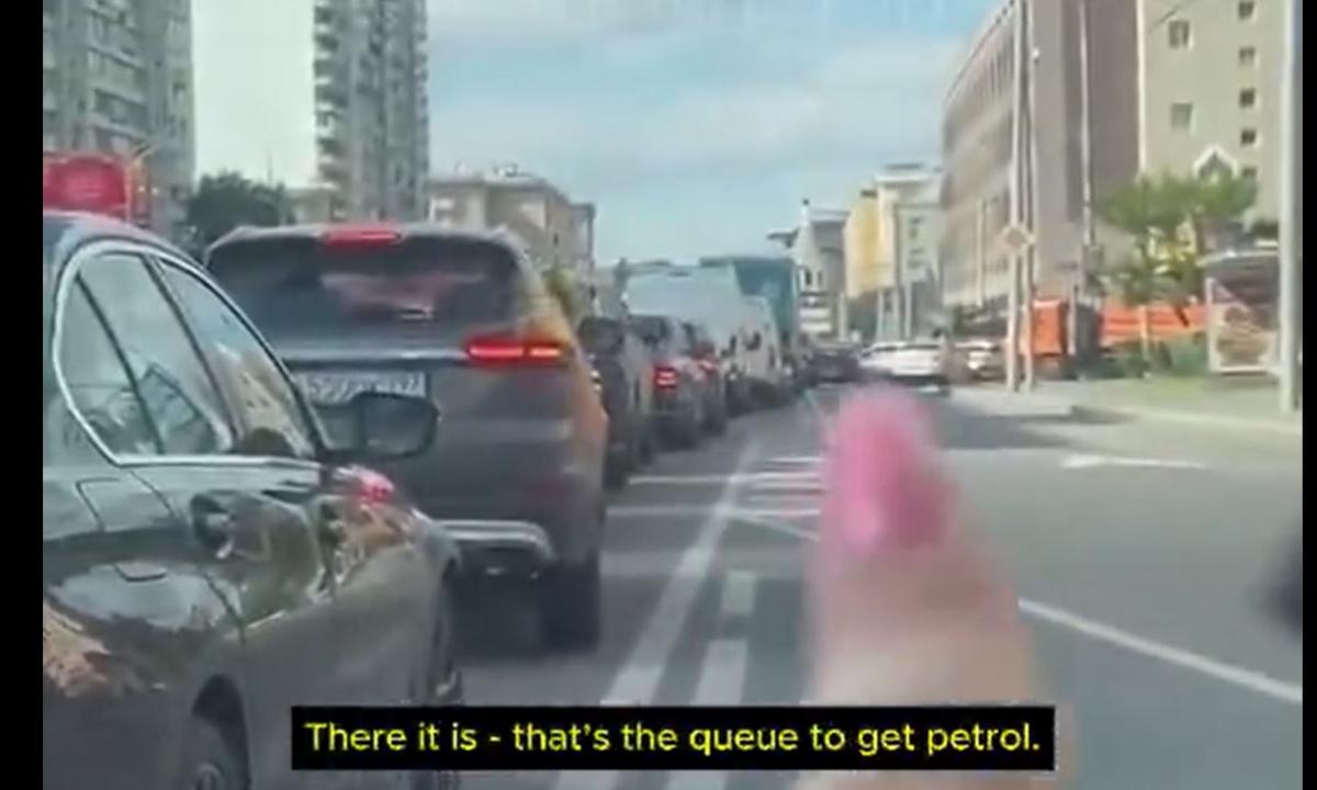 Stovi tarp paprastų žmonių. Ką čia veikia „Aurus“ su švyturėliais (Video)