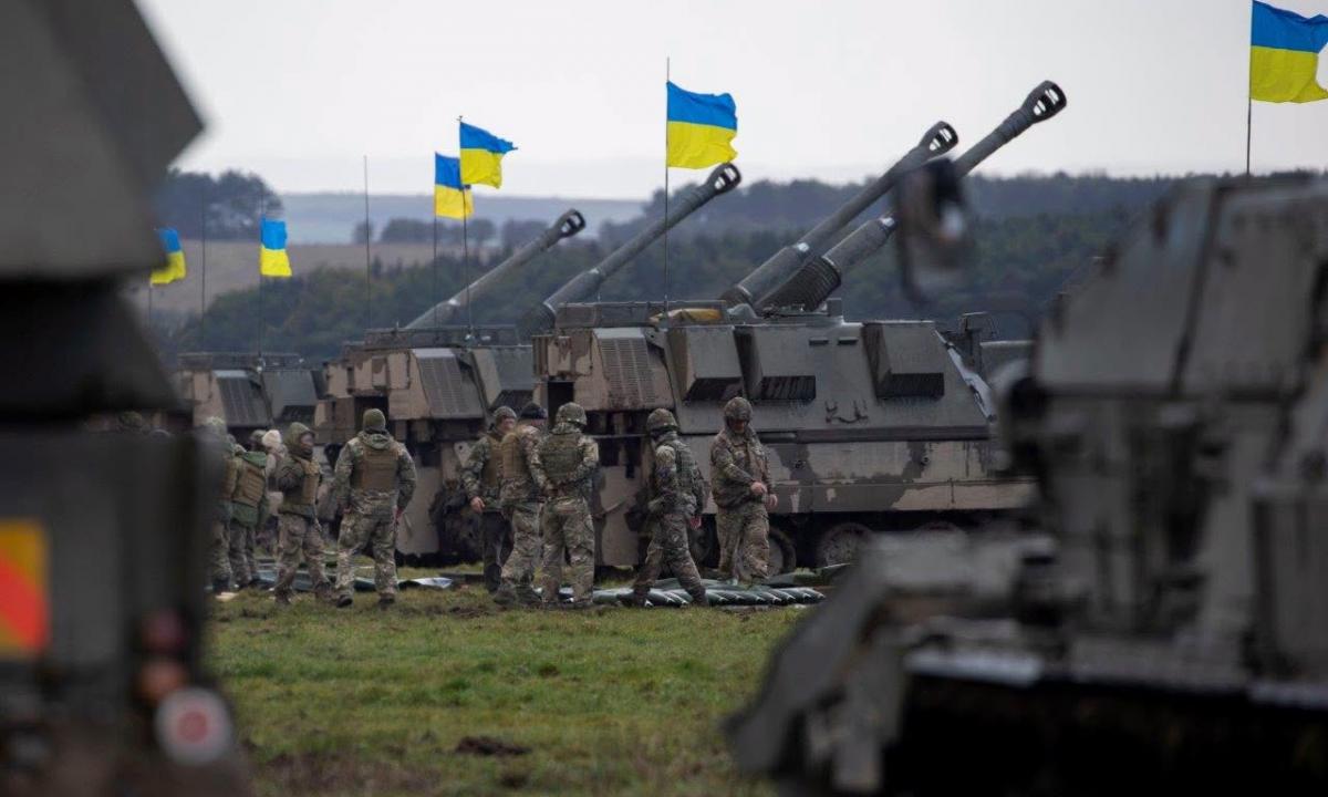 Pragaras, kurio nesitikėjo: kodėl Ukrainos tankistai į mūšį dabar vežasi kibirus vandens?