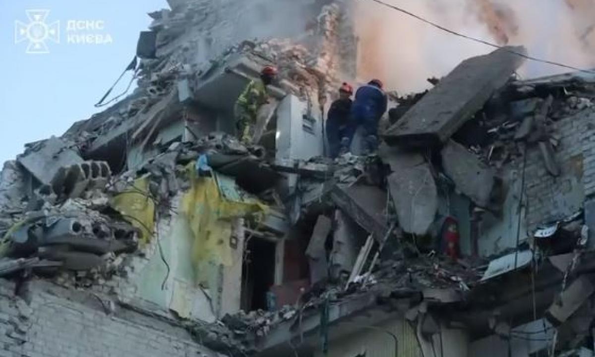 Rusija stipriai smogė Kyjivui. Valomi griuvėsiai, ieškoma išgyvenusiųjų (Video)